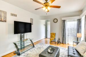 Televisyen dan/atau pusat hiburan di 10 Mi to Downtown St Louis Convenient Apartment!