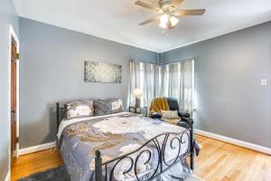 Katil atau katil-katil dalam bilik di 10 Mi to Downtown St Louis Convenient Apartment!