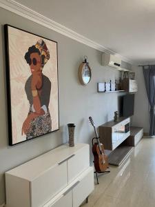 ein Wohnzimmer mit einem großen Gemälde an der Wand in der Unterkunft Apartamento Grosso in Chayofa