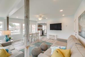 ein Wohnzimmer mit Sofa und Fernseher in der Unterkunft Waterfront Cottage with Private Dock in Ocean Pines! in Ocean Pines