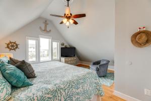 ein Schlafzimmer mit einem Bett und einem Deckenventilator in der Unterkunft Waterfront Cottage with Private Dock in Ocean Pines! in Ocean Pines + 30 Fotos