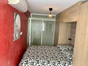 Ένα ή περισσότερα κρεβάτια σε δωμάτιο στο Appartement centre-ville du Lavandou 350 m de la plage