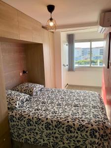 Ένα ή περισσότερα κρεβάτια σε δωμάτιο στο Appartement centre-ville du Lavandou 350 m de la plage