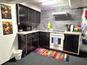 Cucina o angolo cottura di Spacious cellar studio surrounded by mountains and lake