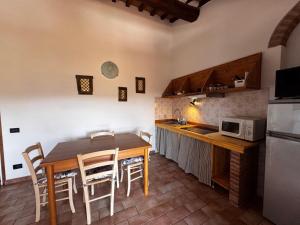 Kuchyň nebo kuchyňský kout v ubytování Agriturismo e Glamping Serraiola Alta