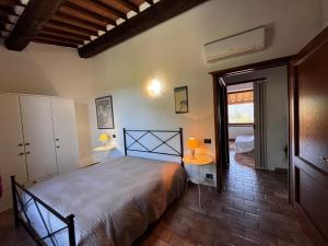Postel nebo postele na pokoji v ubytování Agriturismo e Glamping Serraiola Alta