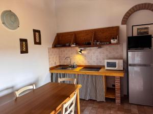 Kuchyň nebo kuchyňský kout v ubytování Agriturismo e Glamping Serraiola Alta