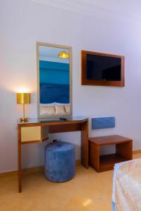 TV a/nebo společenská místnost v ubytování Moroccan Floors - Suites Appart-Hôtel