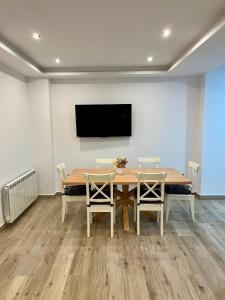 Μια τηλεόραση ή/και κέντρο ψυχαγωγίας στο Apartamentos HORNOS