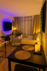 TV a/nebo společenská místnost v ubytování Love Room - Le Mystic