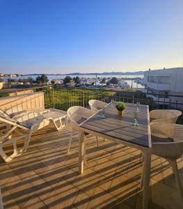 drewniany stół i krzesła na balkonie w obiekcie Apartment Lovre Zadar w mieście Zadar