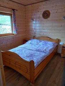 Postel nebo postele na pokoji v ubytování Domki na Górce w Bukowcu nad Soliną