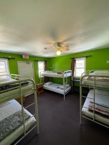 Postel nebo postele na pokoji v ubytování Ottawa Backpackers Inn