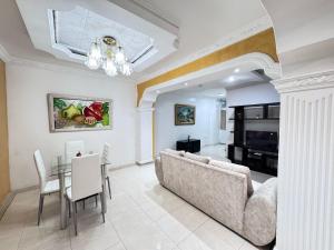 a living room with a couch and a table at Guatapurí Apartments & Relax in Valledupar