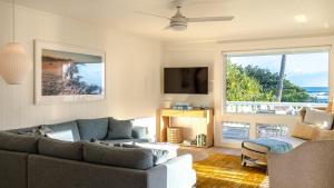 TV a/nebo společenská místnost v ubytování Hale Kalani