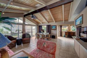 a large living room with a table and chairs at Hale Hamakua in Papaaloa