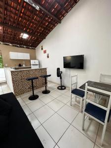 un soggiorno con bar e TV di Flat Maré mansa - Praia - bicas - belezas naturais a Japaratinga