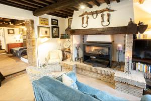 un soggiorno con divano e camino di GiuMa Tuscany Historic Lux Farmhouse near Saturnia Spa a Montemerano
