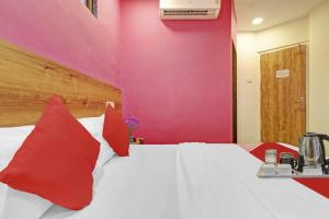 Una cama o camas en una habitación de HOTELO THE MUMBAI INN 29 fotos más
