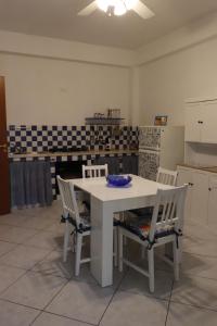 a white table and chairs in a kitchen at Appartamenti la vuci in Partanna