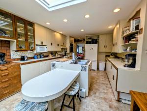 Η κουζίνα ή μικρή κουζίνα στο Crosby Waterfront Cottage sleeps 8 family beach 1dog Acadia