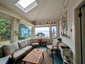 Χώρος καθιστικού στο Crosby Waterfront Cottage sleeps 8 family beach 1dog Acadia