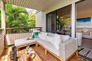 un soggiorno con divano su una veranda di Ekolu 911 a Wailea