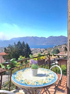 einen Tisch auf einem Balkon mit Blick auf das Wasser in der Unterkunft Luna Serena in Luino