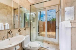 Ένα μπάνιο στο Hale Lani