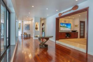 普林斯维尔Luxury Zen Retreat overlooking Hanalei的带桌子和电视的客厅