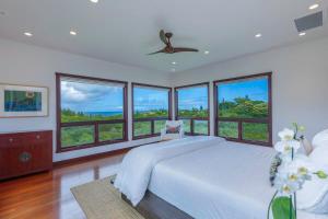 普林斯维尔Luxury Zen Retreat overlooking Hanalei的带白色床和大窗户的卧室 更多27张照片