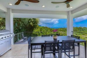 普林斯维尔Luxury Zen Retreat overlooking Hanalei的阳台上配有桌椅的露台