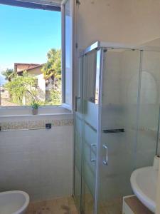 ein Badezimmer mit Glasdusche und Waschbecken in der Unterkunft Luna Serena in Luino + 50 Fotos