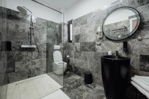 ein Badezimmer mit Dusche, Toilette und Spiegel in der Unterkunft Aristide House - Premium Luxury Self Check-in Rooms and Suites in Bukarest