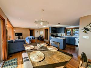 Χώρος καθιστικού στο Mark's Waterfront Sea Cottage beach family Acadia