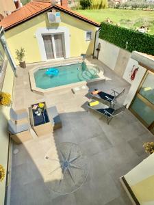 an overhead view of a backyard with a swimming pool at Poolside Studio in Fažana