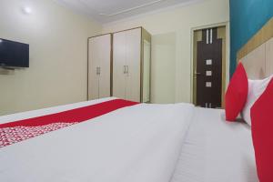 Postel nebo postele na pokoji v ubytování Capital O Crown Inn Near Appu Ghar