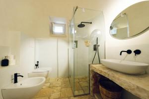 A bathroom at Masseria Macchia