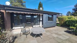 a table and chairs sitting on a patio at Ferienhaus an der Lister in Windebruch