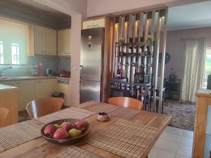Kuchyň nebo kuchyňský kout v ubytování George's family friendly maisonette with great exterior