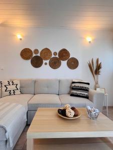 un soggiorno con un divano e un tavolo di Tramontana House1 a Città di Skiathos