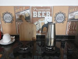 a kitchen counter with a coffee maker and a tea kettle at Joia do Pepira in Brotas