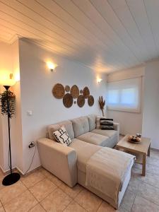 un soggiorno con un divano e un tavolo di Tramontana House1 a Città di Skiathos