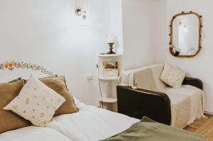 Sala de estar con cama y espejo en Republicii Rustic Apartament in Brașov City Center, en Brasov