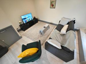 Μια τηλεόραση ή/και κέντρο ψυχαγωγίας στο Bright 2 Bedroom Flat with Patio 10 min to Camden Market