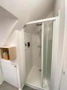 une salle de bain avec douche en verre dans un grenier dans l'établissement Jolie maison Margnotine avec cour & parking privés, à Margny-lès-Compiègne 9 autres photos
