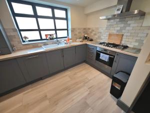 Η κουζίνα ή μικρή κουζίνα στο Bright 2 Bedroom Flat with Patio 10 min to Camden Market