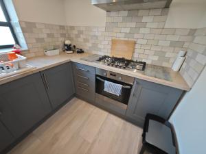 Η κουζίνα ή μικρή κουζίνα στο Bright 2 Bedroom Flat with Patio 10 min to Camden Market +11 φωτογραφίες