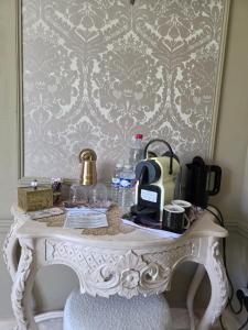 Příslušenství pro přípravu čaje a kávy v ubytování L'Escale Champêtre