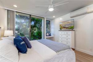 Una cama o camas en una habitación de Turtle Bay Estates 146 West 38 fotos más